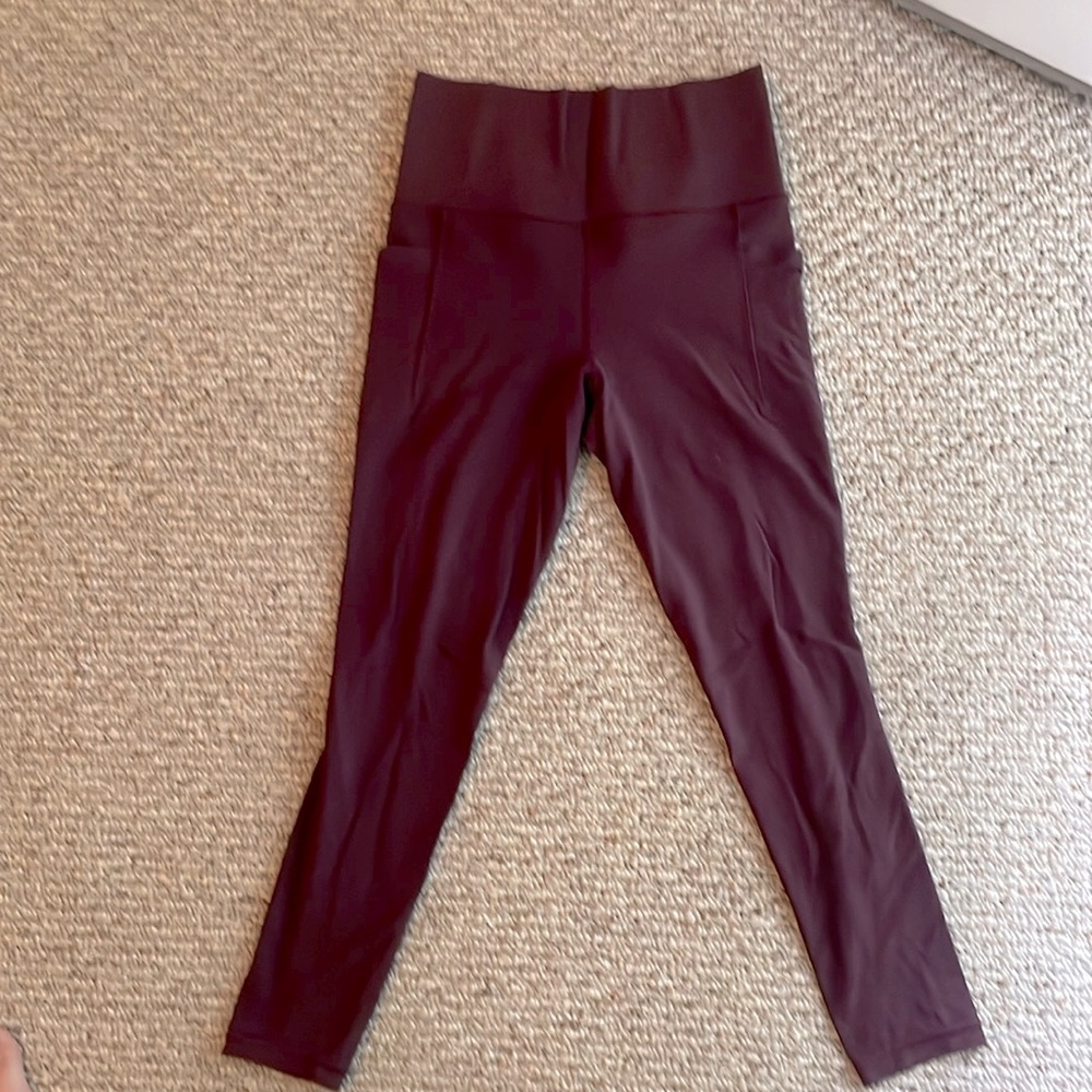 Athleta Salutation Stash 7/8 leggings